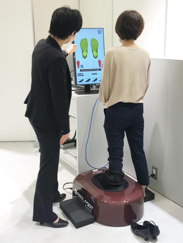 ワコールの足型自動計測機で計測